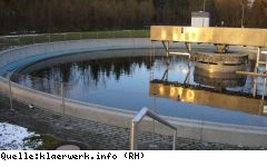 Badespaß im eiskalten Klärbecken