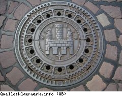 Goldener Kanaldeckel ausgeschrieben
