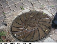 Gemeinden können für durch Regen unterspülte und dadurch Schaden verursachende Gullydeckel haften